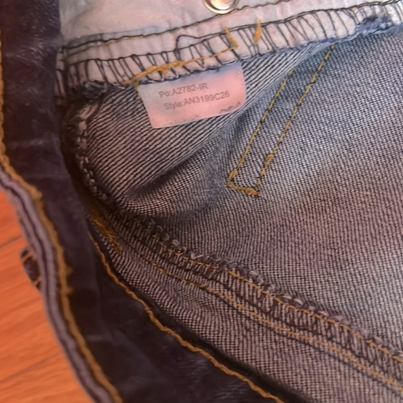 🛍️6/$25! Size 11 distressed Jean shorts - Picture 3 of 3